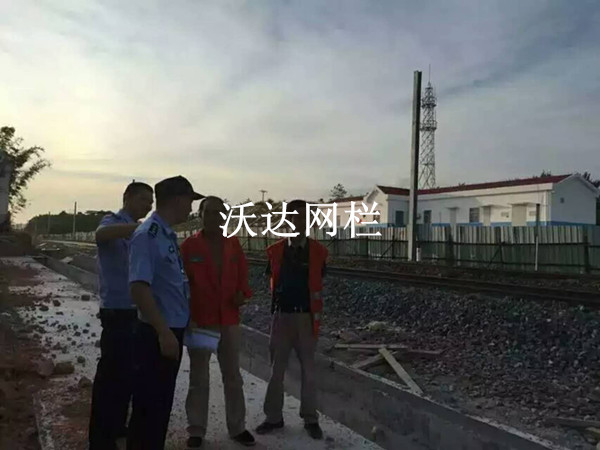 贛鐵路客專(zhuān)刺絲滾籠項(xiàng)目工程圖片2