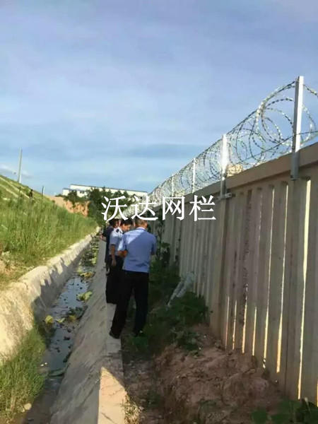 贛鐵路客專(zhuān)刺絲滾籠項(xiàng)目工程圖片4
