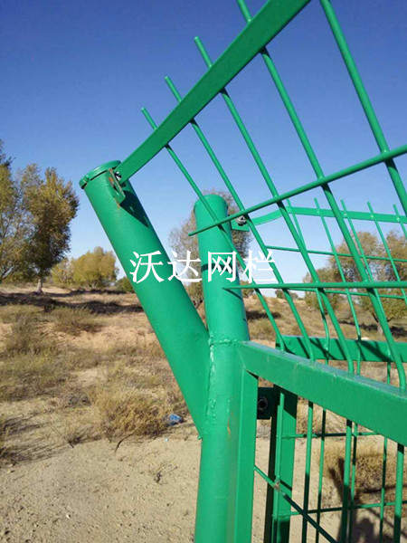 內(nèi)蒙古烏拉特中旗油井護欄網(wǎng)工程圖片3